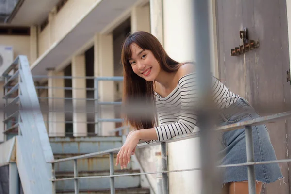 Asia Thai Teen White Tişörtü Güzel Kız Mutlu Rahat — Stok fotoğraf