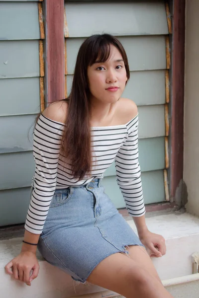 Asiático Tailandés Adolescente Blanco Camiseta Hermosa Chica Feliz Relajarse — Foto de Stock