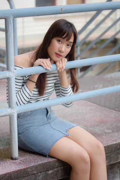 Ásia Tailandês Adolescente Branco Shirt Bela Menina Feliz Relaxar — Fotografia de Stock