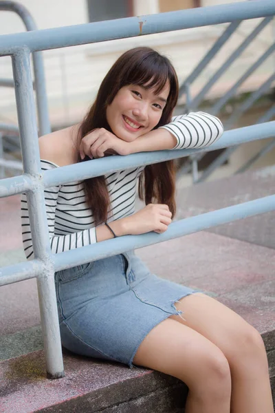 Азия Тай Подросток Белая Футболка Красивая Девушка Счастлива Расслабиться — стоковое фото