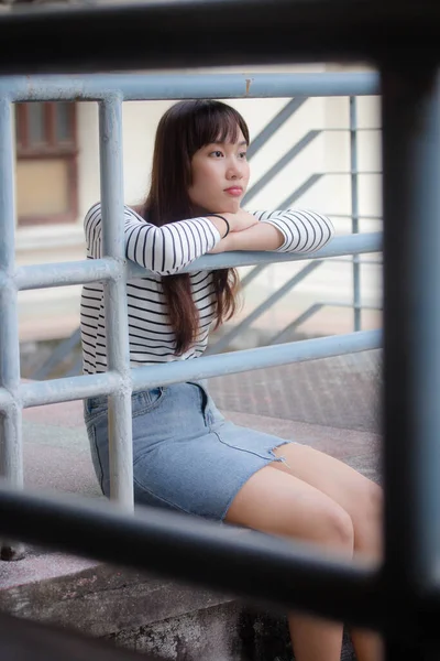 Asiático Tailandés Adolescente Blanco Camiseta Hermosa Chica Feliz Relajarse —  Fotos de Stock
