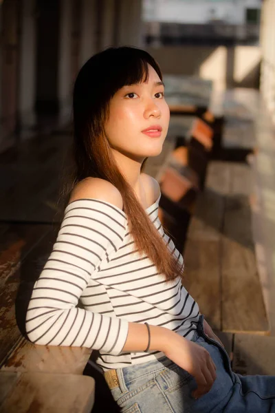 Asia Thai Teen White Tişörtü Güzel Kız Mutlu Rahat — Stok fotoğraf