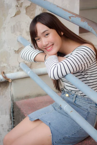 Ásia Tailandês Adolescente Branco Shirt Bela Menina Feliz Relaxar — Fotografia de Stock