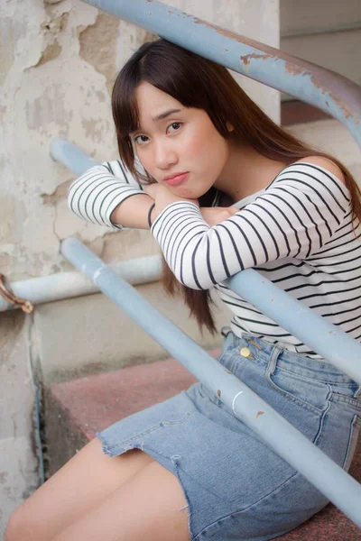 Asiático Tailandés Adolescente Blanco Camiseta Hermosa Chica Feliz Relajarse — Foto de Stock