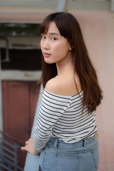 Ásia Tailandês Adolescente Branco Shirt Bela Menina Feliz Relaxar — Fotografia de Stock