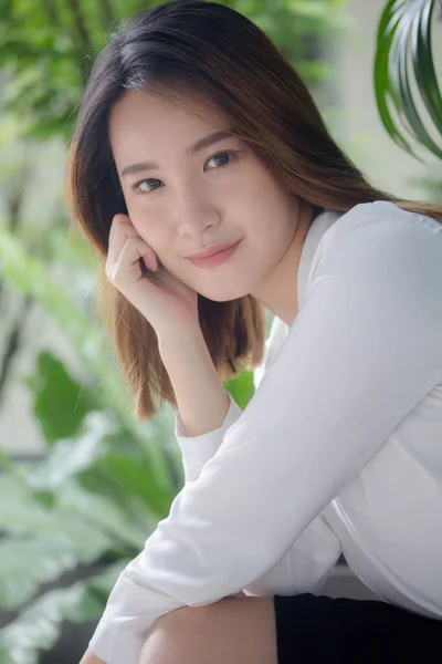 Thajský Porcelán Dospělý Kancelář Dívka Bílá Košile Relax Úsměv — Stock fotografie