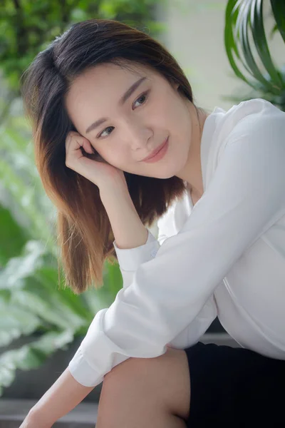 Thai Κίνα Ενηλίκων Γραφείο Κορίτσι Λευκό Πουκάμισο Χαλαρώστε Και Χαμόγελο — Φωτογραφία Αρχείου
