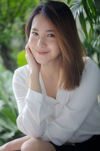 Thajský Porcelán Dospělý Kancelář Dívka Bílá Košile Relax Úsměv — Stock fotografie