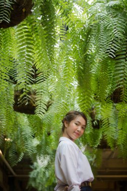 Taylandlı liseli üniformasının portresi. Genç güzel kız mutlu ve rahat.