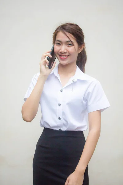 Taylandlı Yetişkin Öğrenci Üniformasının Portresi Güzel Bir Kız Akıllı Telefondan — Stok fotoğraf