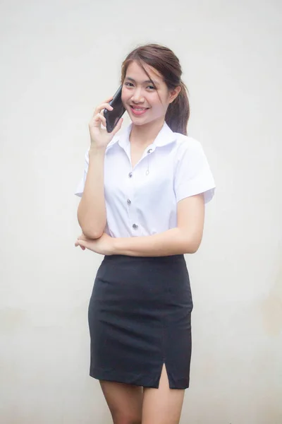 Retrato Tailandês Adulto Estudante Universidade Uniforme Bela Menina Chamando Telefone — Fotografia de Stock