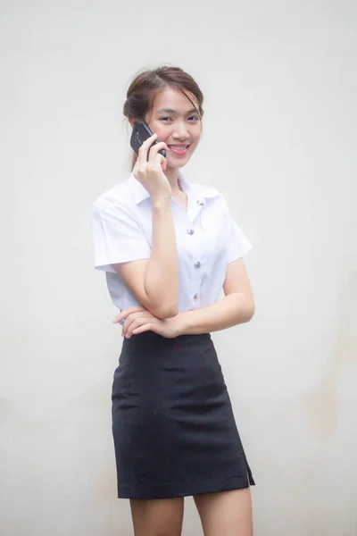 Retrato Tailandês Adulto Estudante Universidade Uniforme Bela Menina Chamando Telefone — Fotografia de Stock