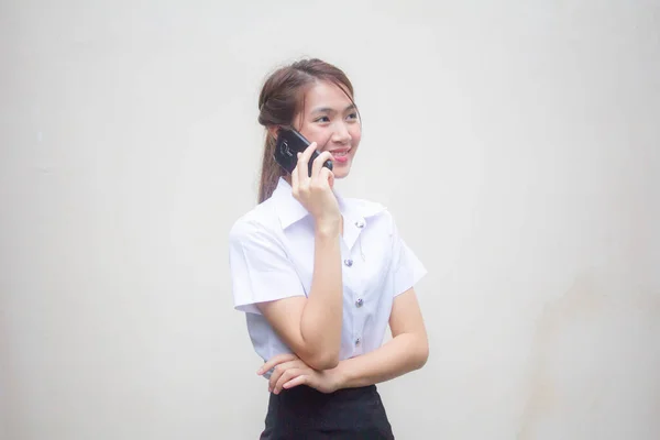 Retrato Tailandês Adulto Estudante Universidade Uniforme Bela Menina Chamando Telefone — Fotografia de Stock