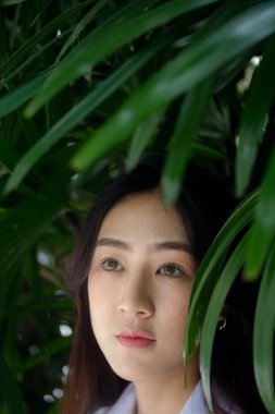 Taylandlı yetişkin öğrenci üniforması portresi. Güzel kız rahatla ve gülümse.