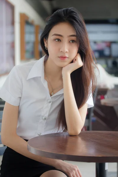 Retrato Tailandês Adulto Estudante Universidade Uniforme Bela Menina Relaxar Sorrir — Fotografia de Stock