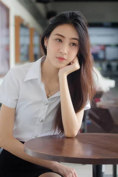 Retrato Tailandés Estudiante Adulto Universidad Uniforme Hermosa Chica Relajarse Sonreír — Foto de Stock