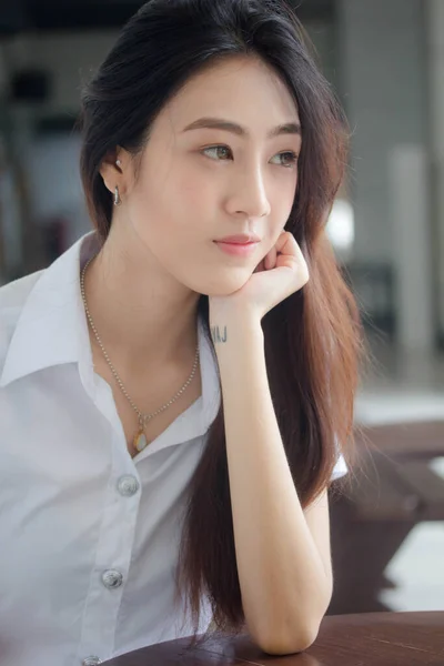 Ritratto Thai Adulto Studente Università Uniforme Bella Ragazza Rilassarsi Sorridere — Foto Stock