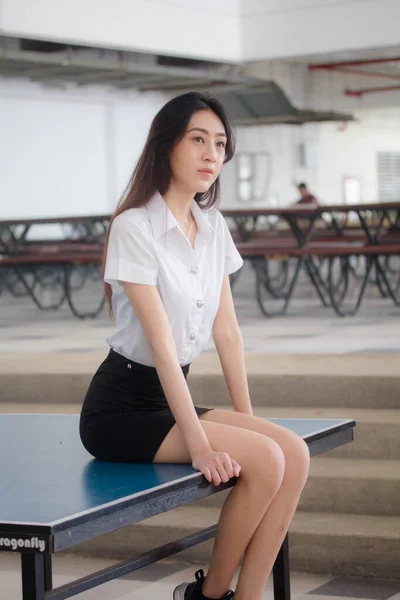 Retrato Tailandés Estudiante Adulto Universidad Uniforme Hermosa Chica Relajarse Sonreír — Foto de Stock