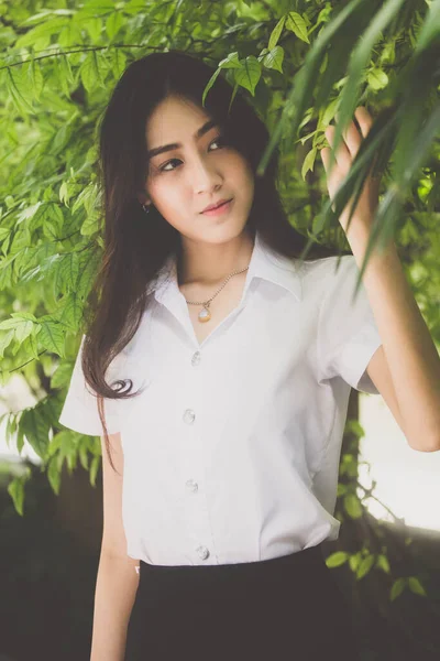 Potret Thai Dewasa Mahasiswa Seragam Universitas Gadis Cantik Santai Dan — Stok Foto