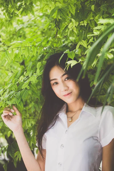 Retrato Tailandês Adulto Estudante Universidade Uniforme Bela Menina Relaxar Sorrir — Fotografia de Stock