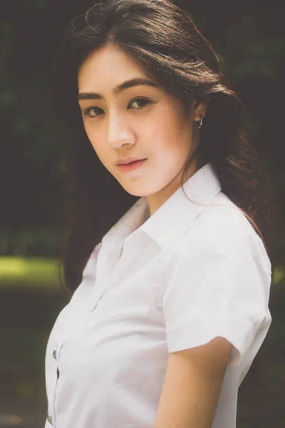 Retrato Tailandês Adulto Estudante Universidade Uniforme Bela Menina Relaxar Sorrir — Fotografia de Stock