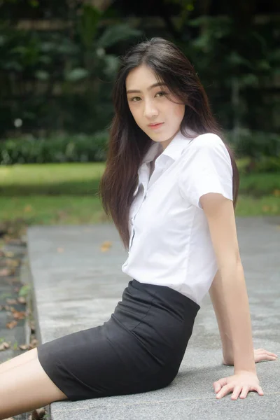 Retrato Tailandês Adulto Estudante Universidade Uniforme Bela Menina Relaxar Sorrir — Fotografia de Stock