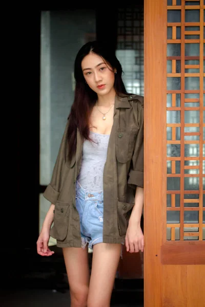 Ritratto Thai Adulto Bella Ragazza Rilassarsi Sorridere — Foto Stock