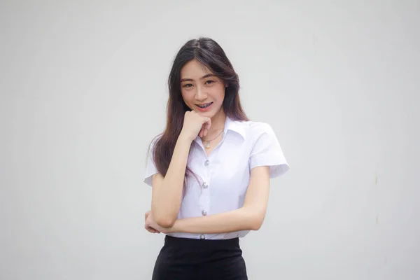 Retrato Tailandês Adulto Estudante Universidade Uniforme Bela Menina Relaxar Sorrir — Fotografia de Stock