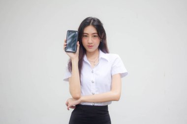 Taylandlı yetişkin öğrenci üniforması portresi. Güzel kız akıllı telefonunu göster.