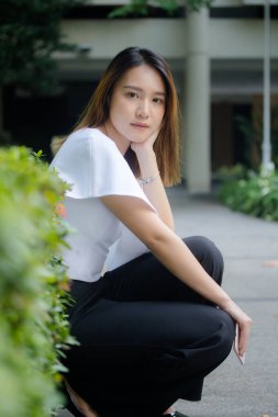 Taylandlı yetişkin bir kızın portresi rahatla ve gülümse.