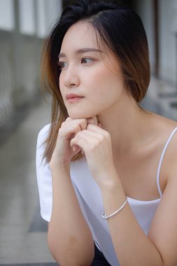 Tayland portresi yetişkin ofis kızı rahatla ve gülümse.