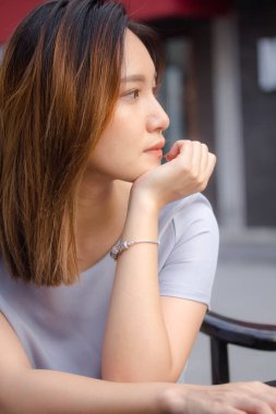 Tayland portresi yetişkin ofis kızı rahatla ve gülümse.