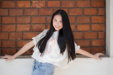 Taylandlı genç kız portresi. Mutlu ve rahat..