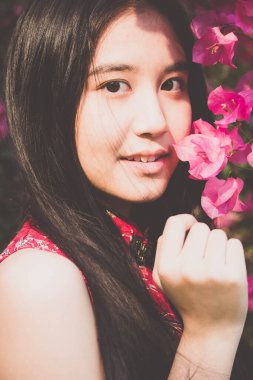 Taylandlı genç kız portresi. Çinli elbiseli güzel kız, rahatla ve gülümse..