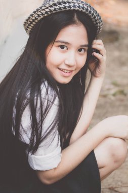 Taylandlı genç kız portresi. Mutlu ve rahat..