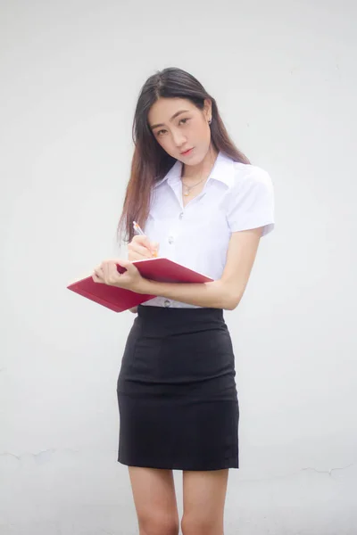 Portret Tajskiego Dorosłego Studenta Uniwersytet Mundur Piękna Dziewczyna Czytać Czerwoną — Zdjęcie stockowe