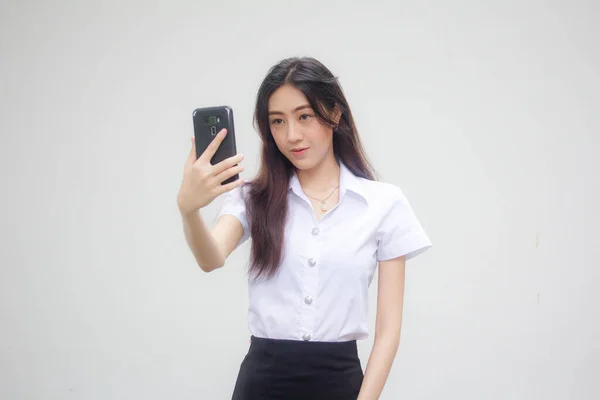 Taylandlı Yetişkin Öğrenci Üniformasının Portresi Güzel Kız Akıllı Telefonuyla Selfie — Stok fotoğraf