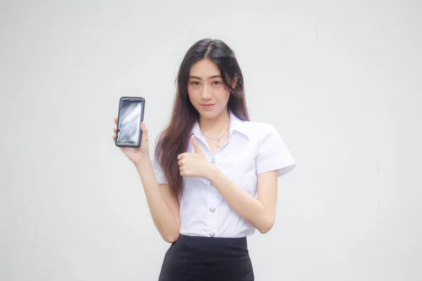 タイのポートレート大人学生大学制服美しいです女の子ショー彼女のスマートフォン — ストック写真