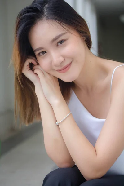 Πορτρέτο Του Thai Κίνα Ενηλίκων Γραφείο Κορίτσι Λευκό Πουκάμισο Χαλαρώστε — Φωτογραφία Αρχείου