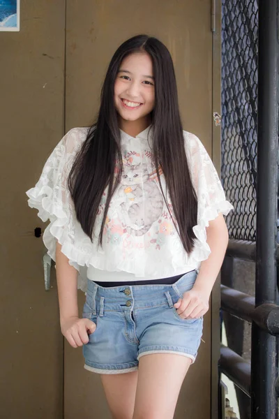 Potret Gadis Remaja Cantik Thailand Bahagia Dan Rileks — Stok Foto