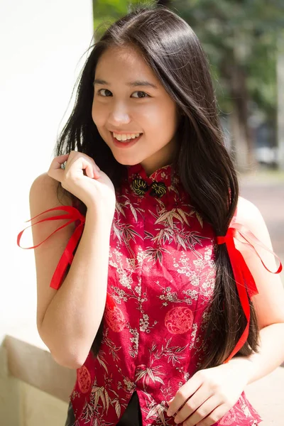 Retrato Tailandés Adolescente Hermosa Chica Vestido Chino Relajarse Sonreír — Foto de Stock