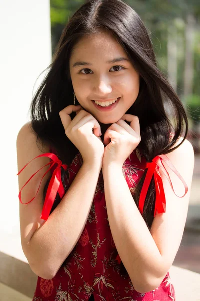 Portret Tajskiej Nastolatki Piękna Dziewczyna Chińskiej Sukience Relaks Uśmiech — Zdjęcie stockowe