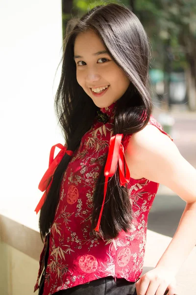 中国のドレスでタイのティーン美しい女の子の肖像画 リラックスして笑顔 — ストック写真