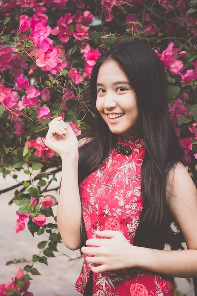 Ritratto Adolescente Tailandese Bella Ragazza Abito Cinese Rilassarsi Sorridere — Foto Stock