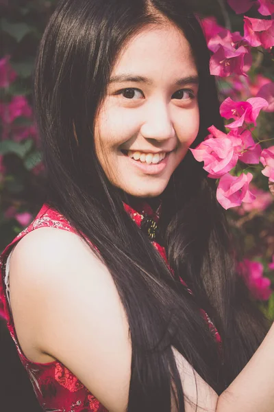 穿着中国服装的泰国人少女的画像 淡淡的微笑 — 图库照片