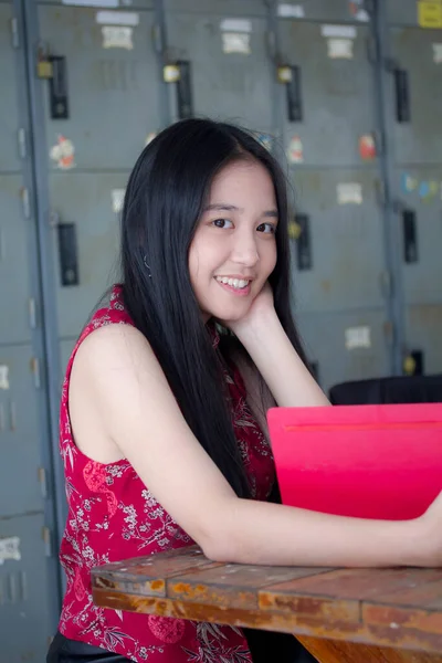 Portrét Thajské Teen Krásné Dívky Čínských Šatech Četl Knihu — Stock fotografie