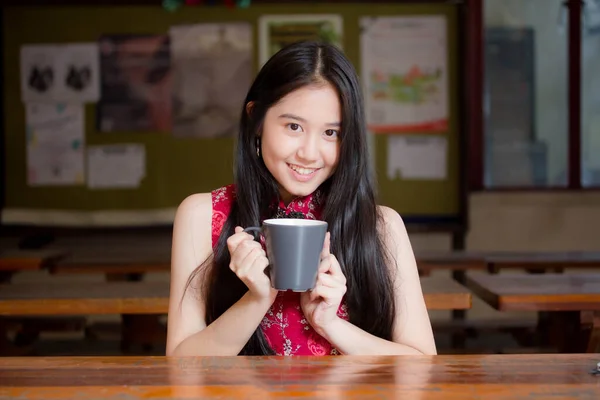 中国服装中的泰国人少女喝热饮的肖像 — 图库照片