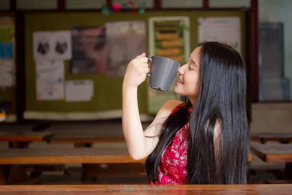 Portrét Thajské Teen Krásná Dívka Čínské Šaty Pití Horký Šálek — Stock fotografie