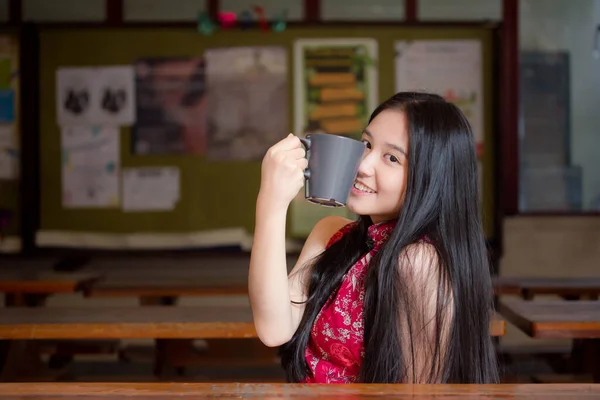 Retrato Tailandês Adolescente Linda Menina Vestido Chinês Beber Copo Quente — Fotografia de Stock