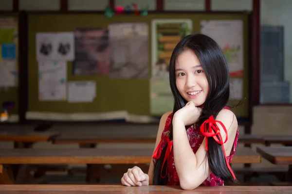 Retrato Tailandés Adolescente Hermosa Chica Vestido Chino Relajarse Sonreír —  Fotos de Stock